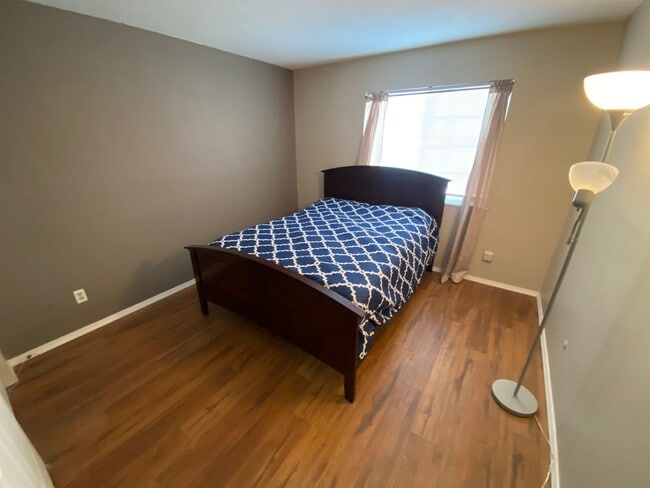 Building Photo - Spacious Aurora Condo