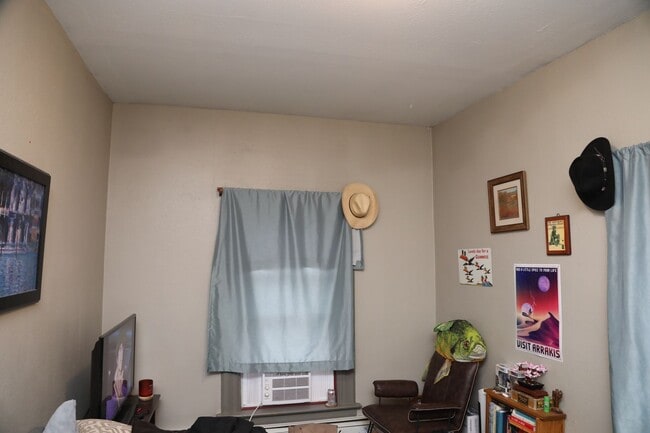 Building Photo - 3 Bedroom with Laundry and Off Street Park...