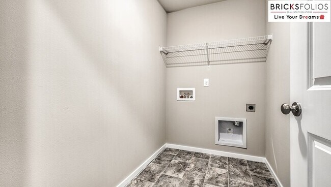 Building Photo - The Perfect Blend of Comfort & Convenience in Puyallup