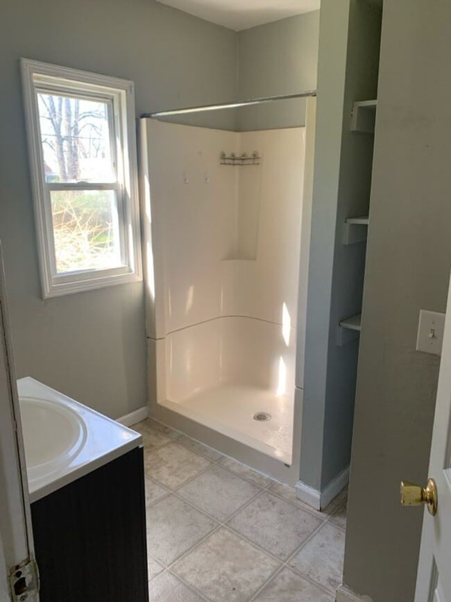 Building Photo - Spacious 4 Bedroom 2 bath house located ne...