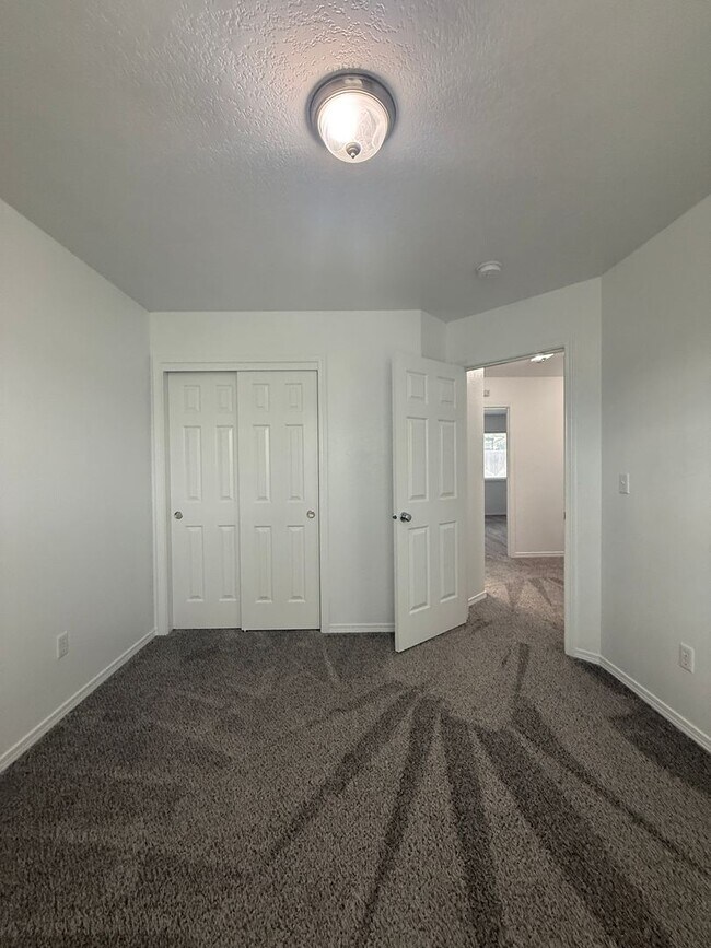 Building Photo - 3 bed, 2 bath- Kennewick Location!