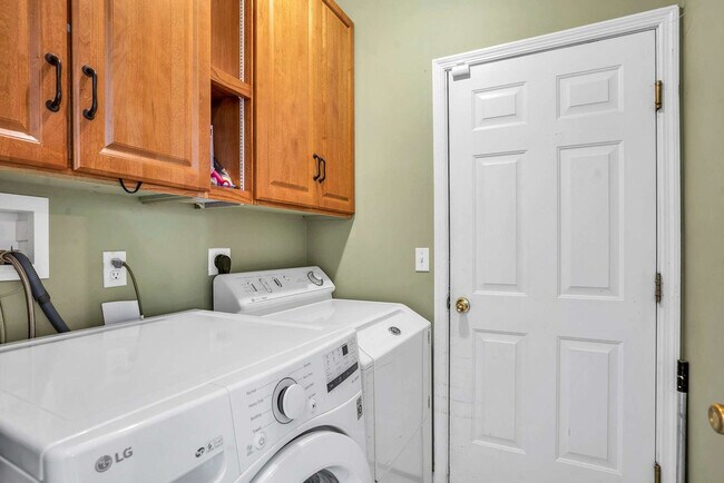 Building Photo - 1025 Peconic Bay Blvd