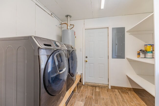 Building Photo - Spacious 4 Bedroom Home