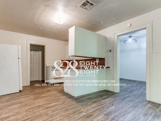 Building Photo - '320 Castro St.