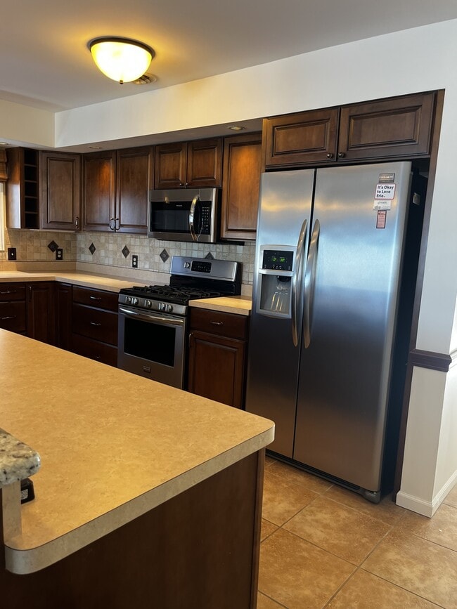 Building Photo - 634 W 2nd St