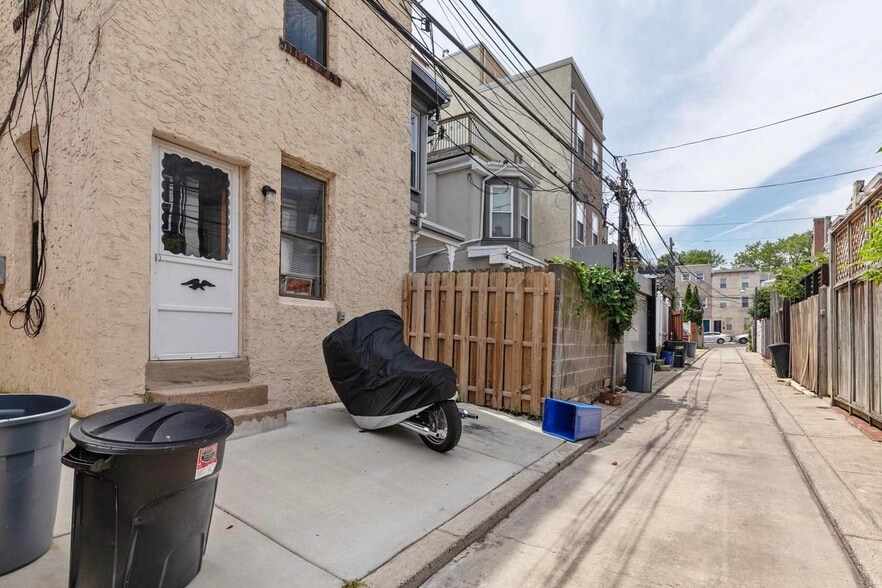 Building Photo - 2333 Catharine St