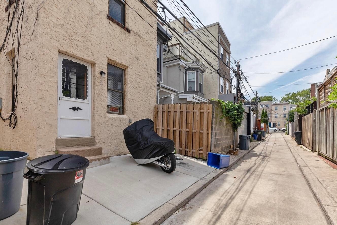 Building Photo - 2333 Catharine St