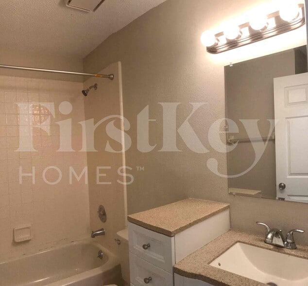 Building Photo - 601 Celito Dr