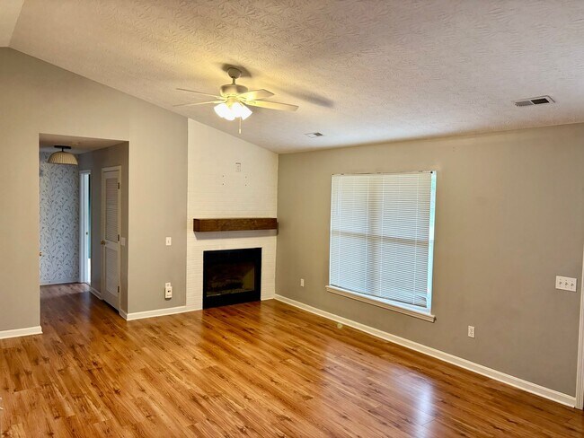 Building Photo - 3 bedroom 2 bath house for rent in Jeffersonville