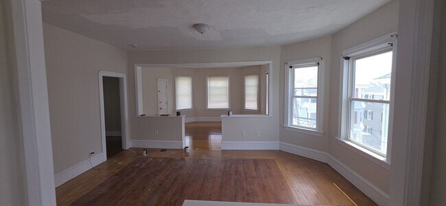 Building Photo - 105 6th St