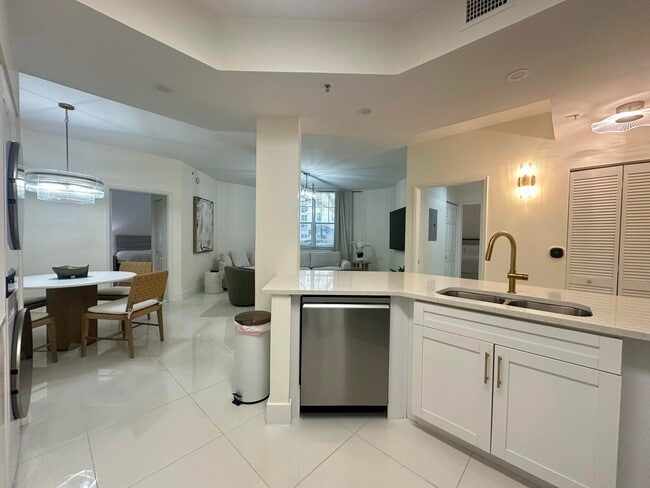 Building Photo - 630 S Sapodilla Ave