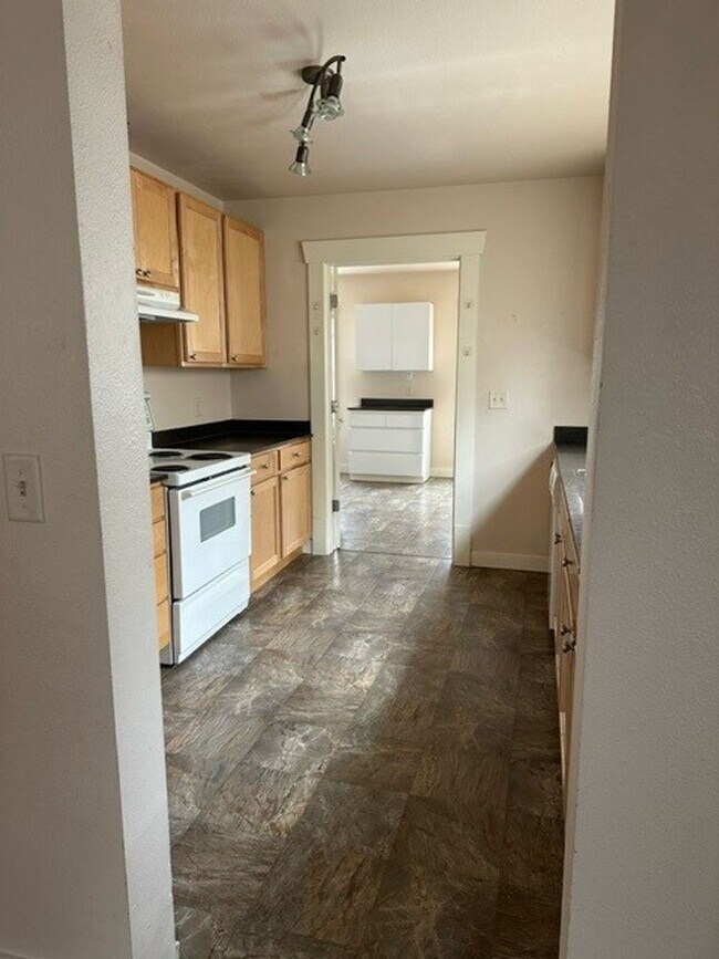 Building Photo - AVAILABLE NOW: 2 bdrm/1 bath House