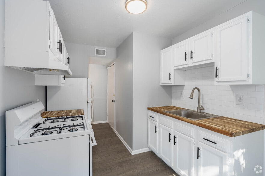 1,BR, 1 BA - 600SF - Kitchen - Fulton Flats North