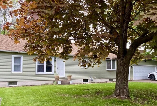 Building Photo - Great 3BR/1BA Champlin Home Available 9/1!