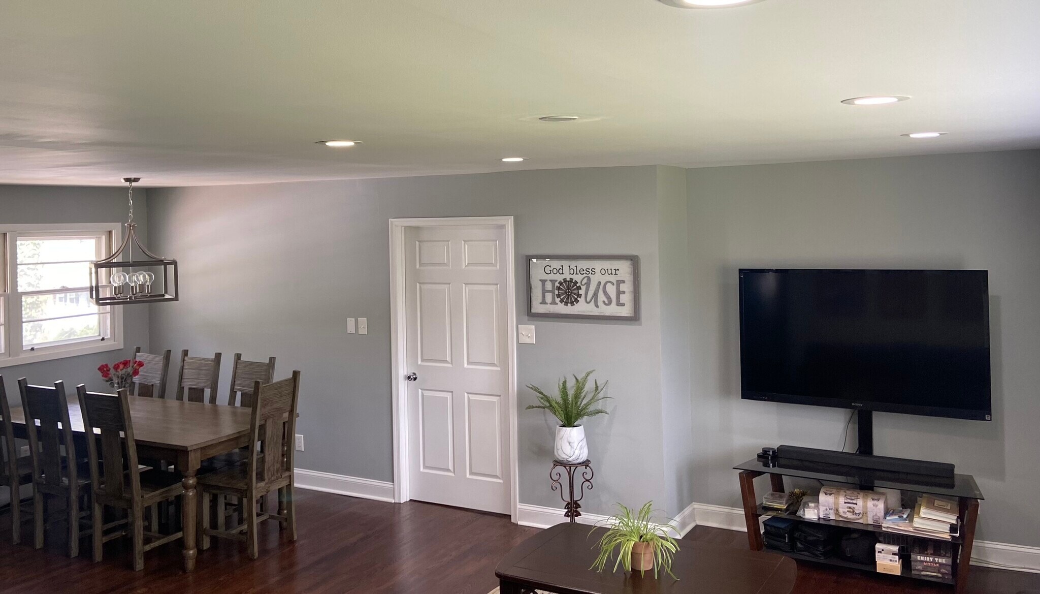 Main living and dining room - 3300 Decker Pl