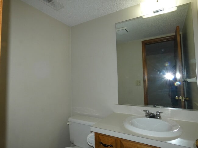 Building Photo - Beautiful Updated TownHome in Park Hill Sc...