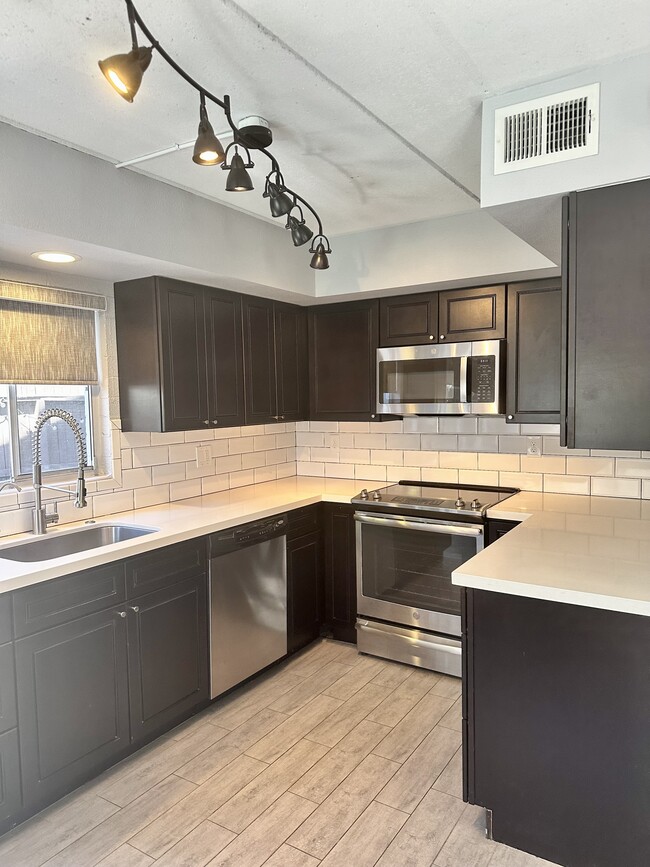 Building Photo - 3637 E Monterosa St