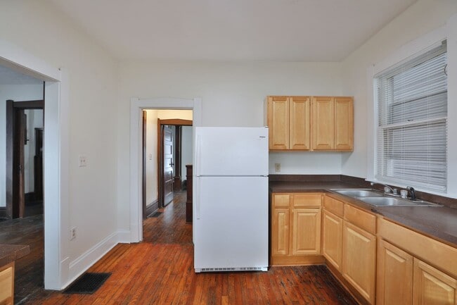 Building Photo - 229 E 11th Ave