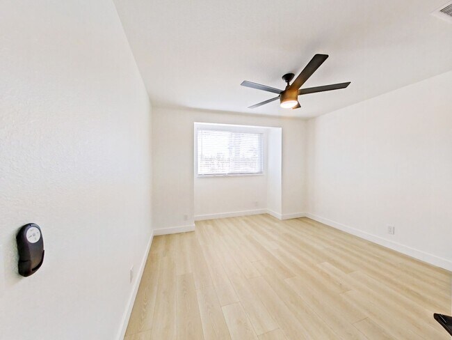 Building Photo - Beautifully remodeled 3 bed / 2.5 bathroom...