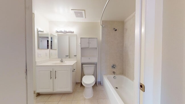 Building Photo - Spacious 1,000 Square Foot Two Bedroom Condo in HOT Southwest Market- Parking Included, Washer/Dr...