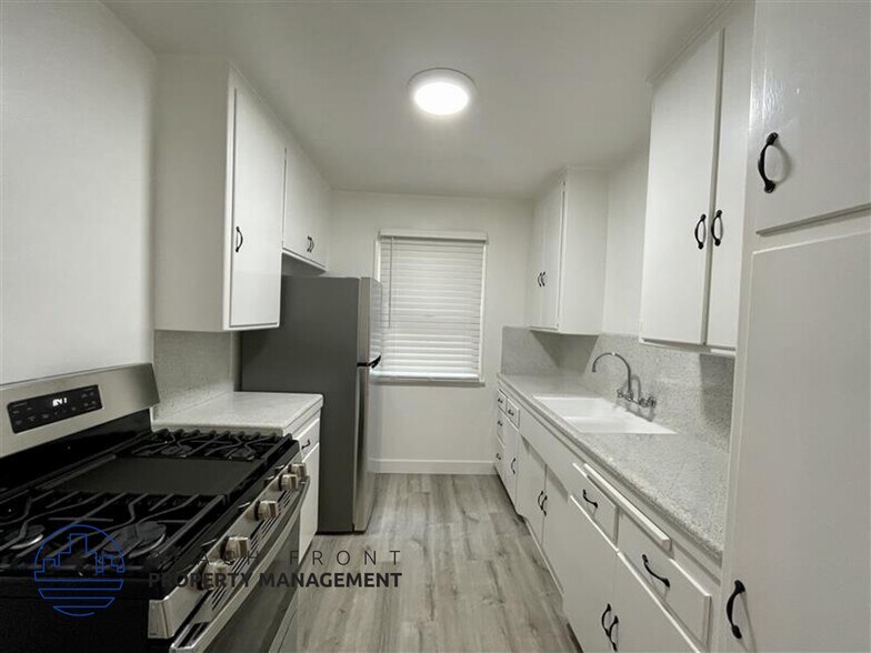 Building Photo - 313 Calle Miramar