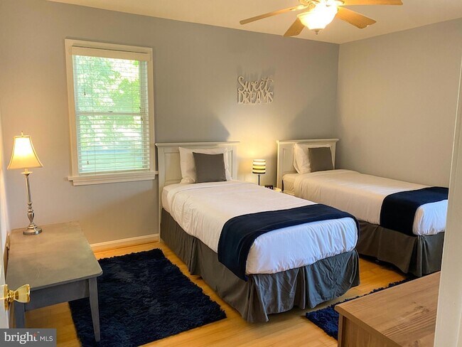 Building Photo - 122 W Bay View Dr