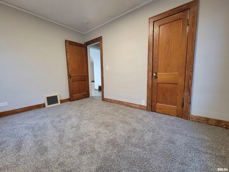 Building Photo - 2807 N Dechman Ave