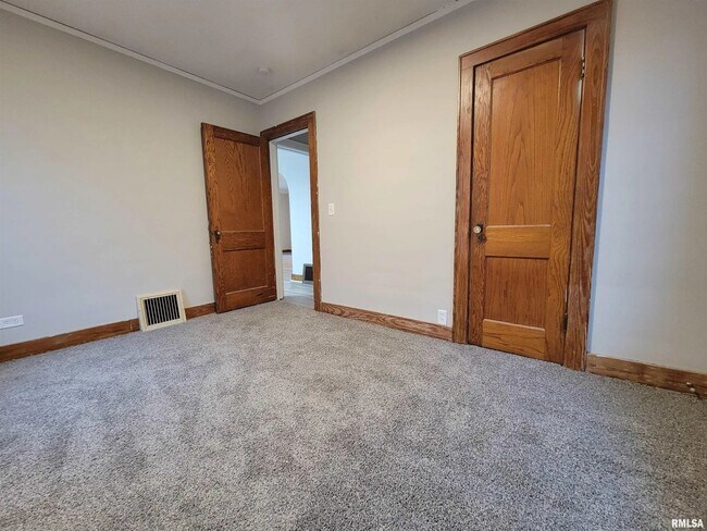 Building Photo - 2807 N Dechman Ave