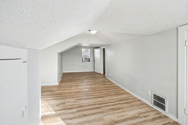 Building Photo - Beautiful 2 Bedroom 1 Bathroom house in Kansas City!