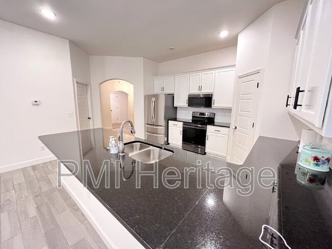 Building Photo - 6002 NW Meade St