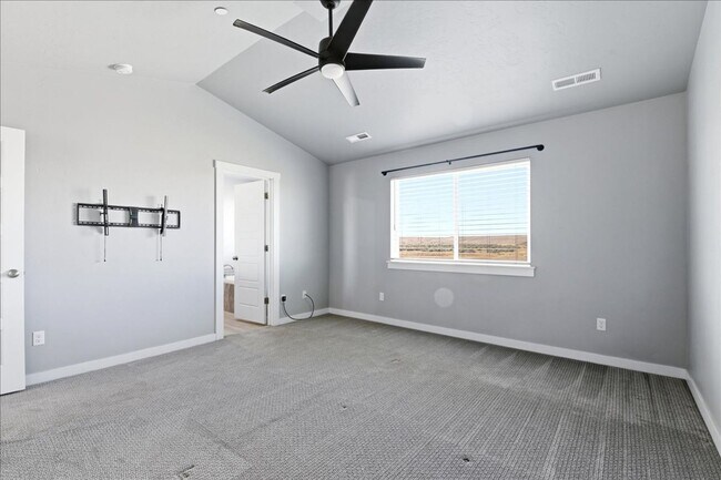 Building Photo - 5 Bedroom, 2.5 Bathroom home located in Southeast Boise