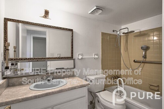 Building Photo - 601 Riverhill Cir