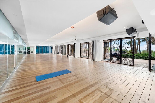 Building Photo - 6801 Collins Ave