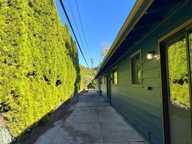 Building Photo - 2Bd/1Ba Single Story Apartment Unit - Move...