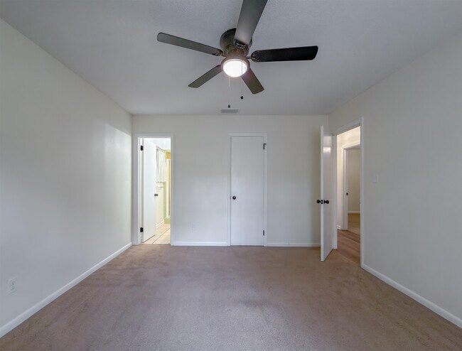 Building Photo - 307 Sweetbriar Dr