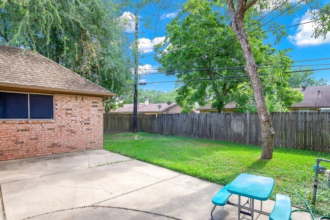 Building Photo - 706 Yale Ln