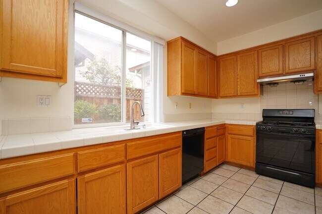 Building Photo - Spacious Home in Excellent Location!