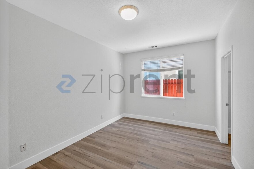 Building Photo - Unit