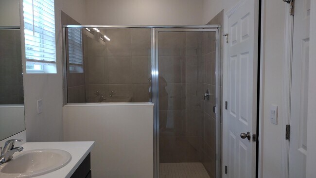 Building Photo - 816 Friendship Cir