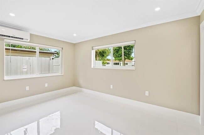 Building Photo - 121 Almar Dr