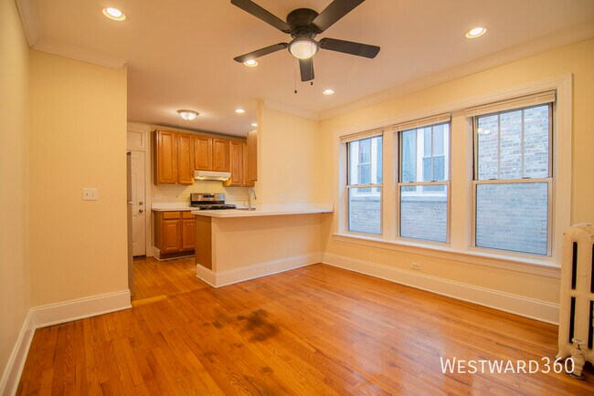 Building Photo - 7648 N Greenview-1N