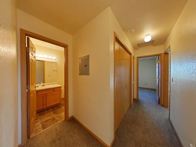 Building Photo - 3 Bedroom with DETACHED GARAGE! Great Cent...