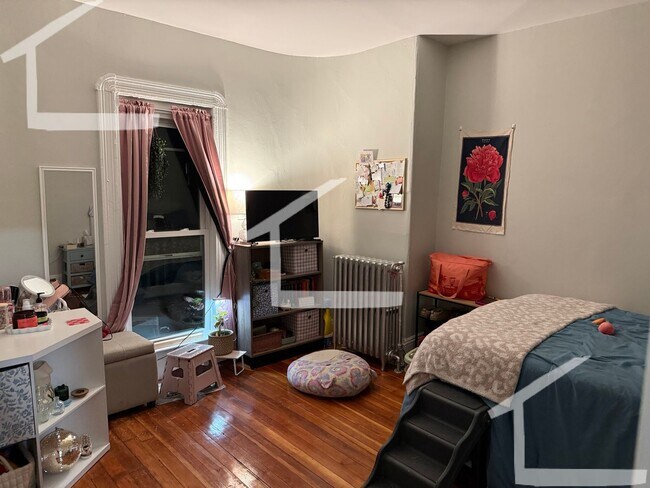 Building Photo - Allston 4.5Bed/2Bath Available 9/1! Heat and Hot Water Included!