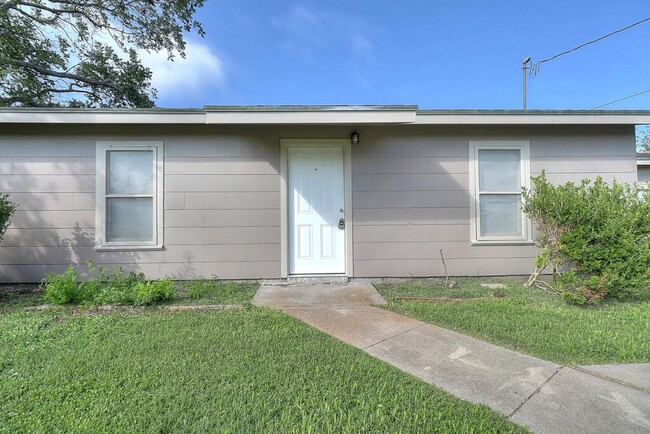 Building Photo - 10921 Shady Ln