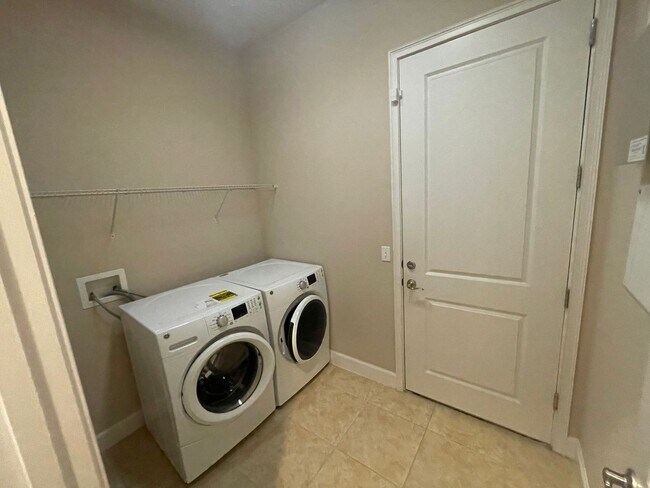 Building Photo - Beautiful 3 Bedroom 3 Bathroom home in Pla...