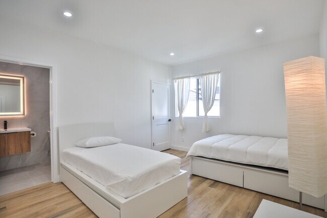 Building Photo - OPEH HOUSE SAT 05/02/26 10 am - 3 pm   Beautiful, Fully Furnished 2BR w/ washer / dryer appliances