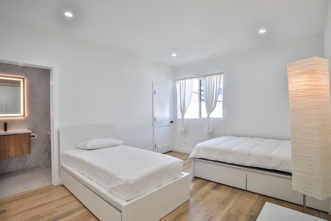 Building Photo - OPEN HOUSE SUN 05/17/26 9 AM - 2 AM  Beautiful, Fully Furnished 2BR w/ washer / dryer appliances