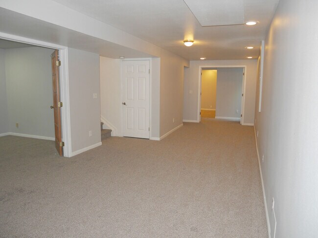 Building Photo - 5555 E Briarwood Ave
