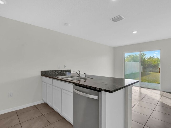 Building Photo - Beautiful 4 bedroom 2 bathroom Single Family House! Like new!