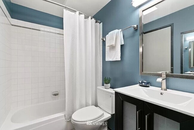 Building Photo - 2Bd/2Ba Seattle Condo
